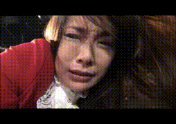 边被打边拍自己