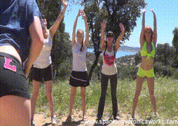 一群欧美的美眉排队等着被打