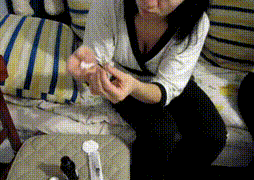 美女给自己打针